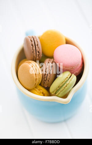 Dolce macarons francese in Coppa del blu Foto Stock