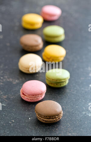 Colorati macarons francese sul vecchio tavolo Foto Stock