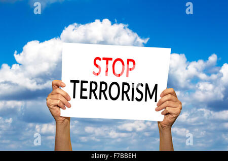 Fermare il terrorismo carta in mano contro il cielo blu con nuvole. Messa a fuoco selettiva. Foto Stock