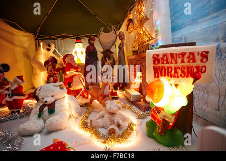 Santas workshop visualizzano in un temporaneo stagionale santa grotta nel Regno Unito Foto Stock