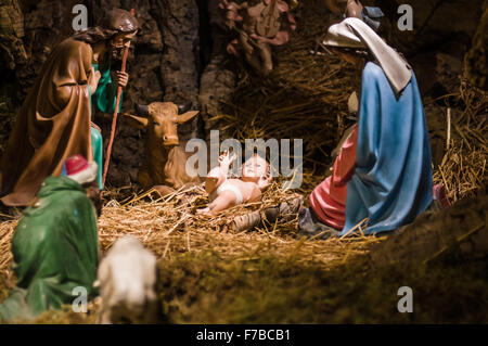 Gubbio, Italia - Ottobre 2015 - Permanente presepe di Natale scena con figurine compresi Gesù, Maria e Giuseppe, gli ovini e i re magi. Esso Foto Stock