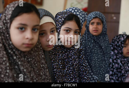 La striscia di Gaza, la Palestina. 28 Nov, 2015. Le ragazze da Gaza che frequentano la moschea per memorizzare il santo Corano in Workshop insegnare il Corano. © Ramadan El-Agha/Pacific Press/Alamy Live News Foto Stock