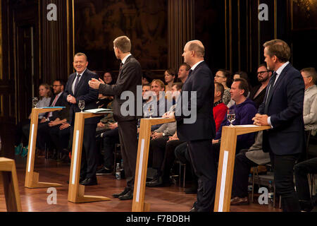 Copenhagen, Danimarca, Dicembre 28th, 2015. Danese leader di partito si riunisce in un TV2 trasmessi match-up nella vecchia borsa, Børsen, prima del 3 dicembre UE referendum. Da sinistra, PM Lars Loekke Ramussen (V), Kristian Thulesen Dahl (DF), Soren Pape Poulsen (K) e Anders SAMUELSEN (LA) Credito: OJPHOTOS/Alamy Live News Foto Stock