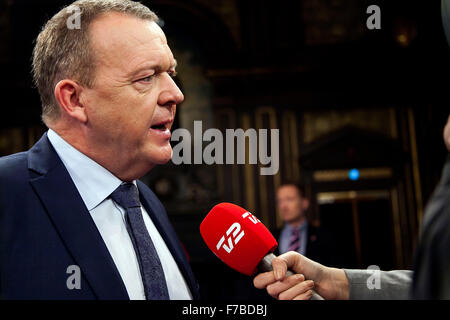 Copenhagen, Danimarca, Dicembre 28th, 2015. Il primo ministro, Lars Loekke Rasmussen (Venstre) viene intervistato dopo la TV2 trasmessi match-up circa il danese referendum UE. Credito: OJPHOTOS/Alamy Live News Foto Stock