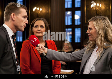 Copenhagen, Danimarca, Dicembre 28th, 2015. Leader di partito, Kristian Thulesen Dah (L)l (DF, Danese Peoples Party) e Pia Olsen Dyhr (C) (SF, persone'sPartito Socialista) viene intervistato dopo la TV2 trasmessi match-up circa il danese referendum UE. Credito: OJPHOTOS/Alamy Live News Foto Stock