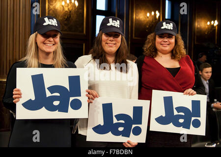 Copenhagen, Danimarca, Dicembre 28th, 2015. I sostenitori di un voto a favore del "sì" mostra la loro simpatia al TV2 trasmessi match-up circa il danese referendum UE presso la vecchia borsa, Børsen. Credito: OJPHOTOS/Alamy Live News Foto Stock