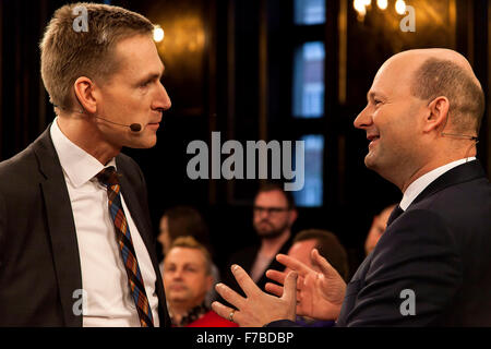 Copenhagen, Danimarca, Dicembre 28th, 2015. 'Leader di partito, Kristian Thulesen Dahl (DF, Danese Peoples Party) (L), e Soren Pape Poulsen (C, conservatore) colloqui dopo la TV2 trasmessi match-up presso la vecchia borsa, Børsen, circa il danese referendum UE. Credito: OJPHOTOS/Alamy Live News Foto Stock