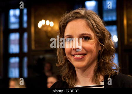 Copenhagen, Danimarca, Dicembre 28th, 2015. Rina Ronja Kari, Folkebevaegelsen mod EU, nella foto al televisore2 trasmessi match-up circa il danese referendum UE presso la vecchia borsa, Børsen. Credito: OJPHOTOS/Alamy Live News Foto Stock