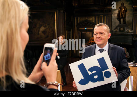 Copenhagen, Danimarca, Dicembre 28th, 2015. Un sostenitore del "sì" al danese referendum UE prende una foto del PM, Lars Loekke Rasmussen, tenendo un " sì " segno, dopo la TV2 trasmesso leader del partito match-fino al Børsen. Credito: OJPHOTOS/Alamy Live News Foto Stock