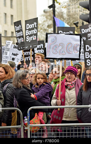 Londra, Regno Unito. 28 Novembre, 2015. Migliaia di fedeli al di fuori di Downing Street per protestare contro il Regno Unito bombardamenti aerei Siria. Credito: PjrNews/Alamy Live News Foto Stock