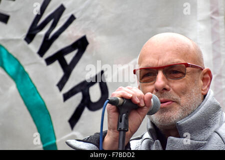 Musicista Brian Eno parlando a non bombardare la Siria protesta al di fuori di Downing Street, Londra, 28 novembre 2015 Foto Stock