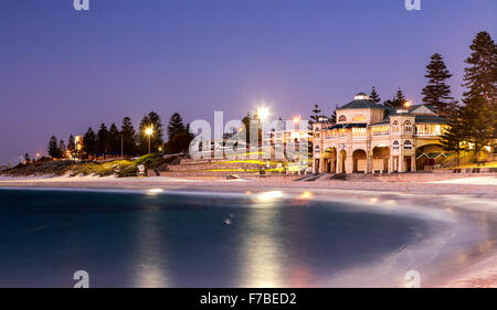 Indiana la Coffee House di Cottesloe Beach, Australia occidentale durante il crepuscolo. Foto Stock