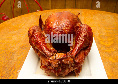 Un sale rub messi in salamoia ringraziamento Turchia cotti su una Weber Kettle barbecue Foto Stock