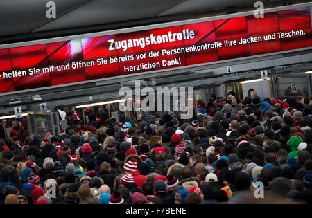 Monaco di Baviera, Germania. 28 Nov, 2015. Gli appassionati di entrambe le squadre di coda per i controlli di sicurezza prima della Bundesliga tedesca partita di calcio tra il Bayern Monaco e Hertha BSC nello stadio Allianz Arena di Monaco di Baviera, Germania, 28 novembre 2015. Foto: SVEN HOPPE/DPA (EMBARGO CONDIZIONI - ATTENZIONE: grazie alle linee guida di accreditamento, il DFL consente solo la pubblicazione e utilizzazione di fino a 15 immagini per corrispondenza su internet e nei contenuti multimediali in linea durante la partita.) © dpa/Alamy Live News Foto Stock