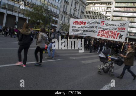 Atene, Grecia. 28 Nov, 2015. Gli anarchici tenere banner e gridare slogan come protesta contro la possibile estradizione alle autorità italiane di cinque studenti greci che hanno partecipato all'anti-capitalista dimostrazione NO Expo di Milano il 1 maggio 2015. Molti credono che questo è il primo utilizzo di un mandato di arresto europeo contro i dimostranti e fa parte della "guerra al terrorismo" utilizzata per velocizzare l'estradizione tra gli Stati membri dell'UE. Credito: Nikolas Georgiou/ZUMA filo/Alamy Live News Foto Stock