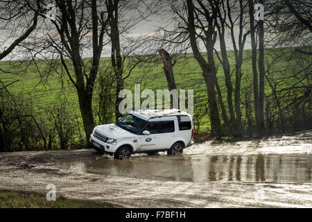 Land Rover Discovery 4x4 su thr Land Rover Experience guida fuoristrada coarse Luton Hoo Bedfordshire Regno Unito Foto Stock