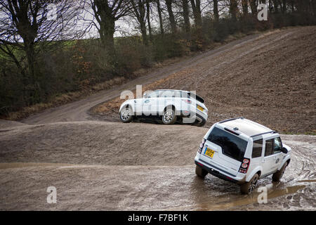 Land Rover Discovery e scoperta Sport 4x4's sul Land Rover Experience guida fuoristrada coarse Luton Hoo Bedfordshire Regno Unito Foto Stock