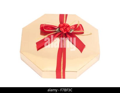 Golden confezione regalo con nastro rosso bow, isolato su bianco Foto Stock