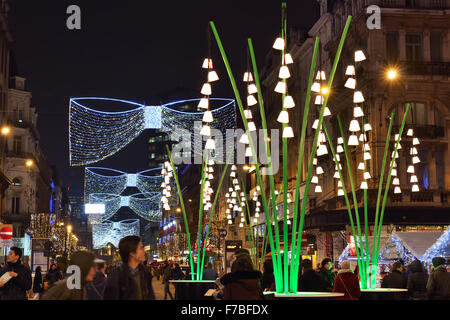 Bruxelles, Belgio. 27 Novembre, 2015. Illuminazione notturna di Place de la Bourse nel giorno di apertura delle Meraviglie Invernali 2015 feste e mercatini di Natale il 27 novembre 2015 a Bruxelles, in Belgio Credito: Skyfish/Alamy Live News Foto Stock