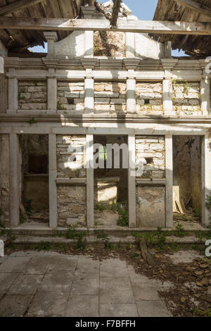 Una vecchia chiesa abbandonata è in piedi in rovina a PALIÀ PERITHIA, Palaia Peritheia, Corfù, Grecia. Foto Stock