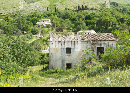 Una vecchia casa abbandonata sta rovinato in PALIÀ PERITHIA, Palaia Peritheia, Corfù, Grecia. Foto Stock