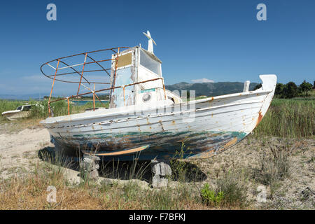 Un vecchio decadendo greco in legno barca da pesca in un cantiere navale a Astrakeri, Corfù Foto Stock