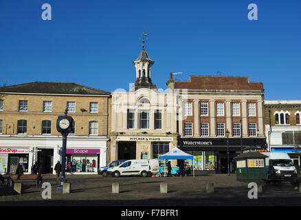 Luogo di mercato con il vecchio corn exchange, Hitchin Town Center, Hertfordshire, Inghilterra, Regno Unito Foto Stock