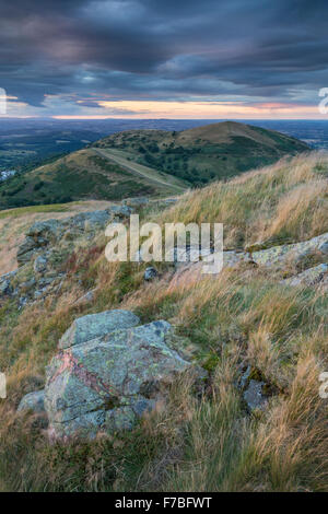 North Hill, Tabella Hill e sugarloaf Hill dal Worcestershire Beacon, parte della Malvern Hills, Worcestershire al tramonto. Foto Stock