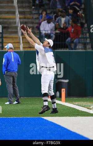 New Orleans, LA, Stati Uniti d'America. 27 Nov, 2015. Un diversivo gazzetta si riscalda durante il gioco tra Tulane Onda Verde e il Tulsa Golden uragano a Yulman Stadium di New Orleans, LA. © Steve Dalmado/Cal Sport Media/Alamy Live News Foto Stock