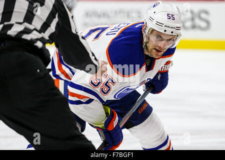 Raleigh, North Carolina, Stati Uniti d'America. 25 Nov, 2015. Lubrificatori de Edmonton marchio di centro Letestu (55) durante il gioco NHL tra i lubrificatori de Edmonton e Carolina Hurricanes al PNC Arena. © Andy Martin Jr./ZUMA filo/Alamy Live News Foto Stock