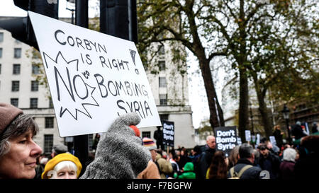 Londra, UK, 28 Novembre, 2015. Un manifestante contiene fino una targhetta a sostegno di Jeremy Corbyn per la decisione di esigere che il governo del Regno Unito non inizia il bombardamento di Siria. Credito: Gordon Scammell/Alamy Live News Foto Stock