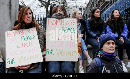 Londra, UK, 28 Novembre, 2015. Manifestanti tenere premuto su cartelloni in segno di protesta contro il governo del Regno Unito proposta di iniziare il bombardamento di Siria. Credito: Gordon Scvammell/Alamy Live News Foto Stock