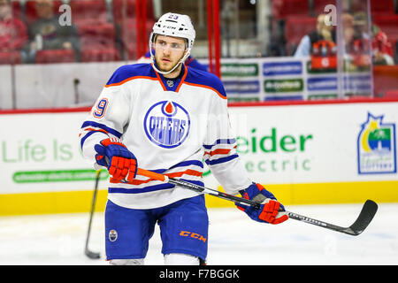 Raleigh, North Carolina, Stati Uniti d'America. 25 Nov, 2015. Lubrificatori de Edmonton centro Leon Draisaitl (29) durante il gioco NHL tra i lubrificatori de Edmonton e Carolina Hurricanes al PNC Arena. © Andy Martin Jr./ZUMA filo/Alamy Live News Foto Stock