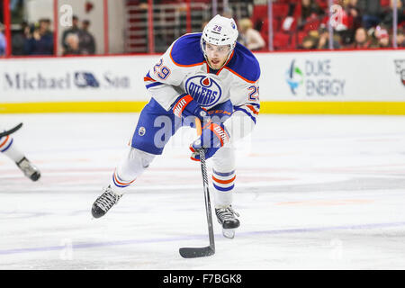 Raleigh, North Carolina, Stati Uniti d'America. 25 Nov, 2015. Lubrificatori de Edmonton centro Leon Draisaitl (29) durante il gioco NHL tra i lubrificatori de Edmonton e Carolina Hurricanes al PNC Arena. © Andy Martin Jr./ZUMA filo/Alamy Live News Foto Stock