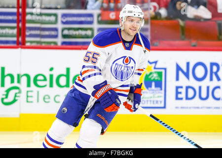 Raleigh, North Carolina, Stati Uniti d'America. 25 Nov, 2015. Lubrificatori de Edmonton marchio di centro Letestu (55) durante il gioco NHL tra i lubrificatori de Edmonton e Carolina Hurricanes al PNC Arena. © Andy Martin Jr./ZUMA filo/Alamy Live News Foto Stock