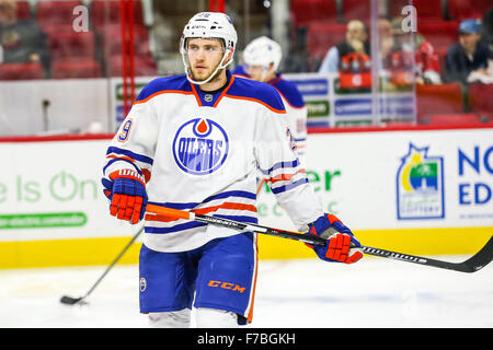 Raleigh, North Carolina, Stati Uniti d'America. 25 Nov, 2015. Lubrificatori de Edmonton centro Leon Draisaitl (29) durante il gioco NHL tra i lubrificatori de Edmonton e Carolina Hurricanes al PNC Arena. © Andy Martin Jr./ZUMA filo/Alamy Live News Foto Stock