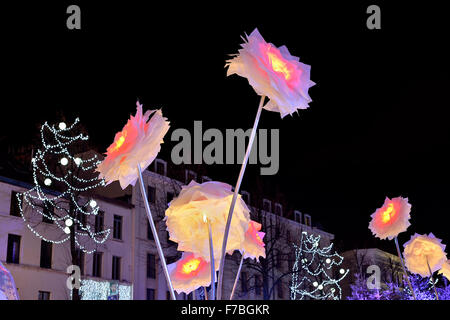 Bruxelles, Belgio. 27 Novembre, 2015. Illuminazione notturna di piazza Vismet nel giorno di apertura delle Meraviglie Invernali 2015 feste e mercatini di Natale il 27 novembre 2015 a Bruxelles, Belgiu Credit: © Skyfish/Alamy Live News Foto Stock