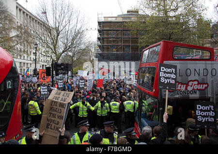 Whitehall, Londra, Regno Unito. Il 28 novembre 2015. Una vista generale del popolo a non bombardare la Siria, di protesta di fronte a Downing Street, con altoparlanti inclusi attore Mark Rylance, Tariq Ali, Owen Jones e Brian Eno. Credito: Michela Bergamaschi/Alamy Live News Foto Stock