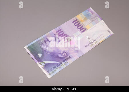 Swiss mille note di Franco isolato su grigio Foto Stock