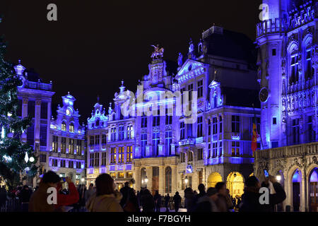 Bruxelles, Belgio. 27 Novembre, 2015. La Grand Place è sempre affollato di turisti dopo l'abbassamento del terrorismo a livello di avviso su 27 Novembre 2015 a Bruxelles, in Belgio. Questo giorno è un giorno di apertura delle Meraviglie Invernali 2015 festeggiamenti a Bruxelles. Credito: Skyfish/Alamy Live News Foto Stock