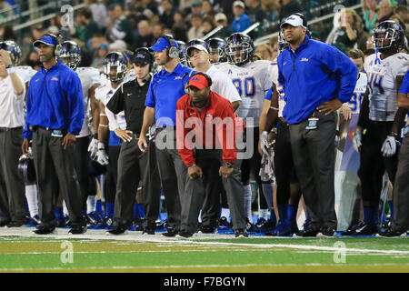 New Orleans, LA, Stati Uniti d'America. 27 Nov, 2015. Tulsa personale di coaching si affaccia su durante il gioco tra Tulane Onda Verde e il Tulsa Golden uragano a Yulman Stadium di New Orleans, LA. © Steve Dalmado/Cal Sport Media/Alamy Live News Foto Stock