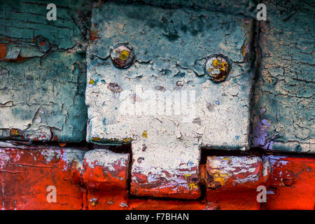 Vecchio colorati coloranti incrinato su legno Foto Stock