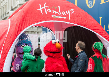 Londra, Regno Unito. Il 28 novembre 2015. Personaggi di Sesame Street intrattenere centinaia di persone si sono radunate in Regent Street, che è stata chiusa al traffico, per godere di personaggi giocattolo, giocattolo e le attività correlate. Hamley, il più antico negozio di giocattoli nel mondo, ospitati, ciò che era stato pubblicizzato come il più grande parata giocattolo mai visto in Gran Bretagna. Credito: Stephen Chung / Alamy Live News Foto Stock