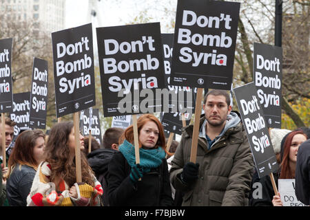 Londra, Regno Unito. 28 Novembre, 2015. Anti-guerra di attivisti protesta al di fuori di Downing Street per opporsi alla partecipazione britannica le incursioni aeree sulla Siria. Credito: Mark Kerrison/Alamy Live News Foto Stock