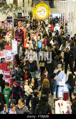 La folla lo Shopping al Macy's Flagship Department Store in Herald Square sul Venerdì nero, NYC Foto Stock