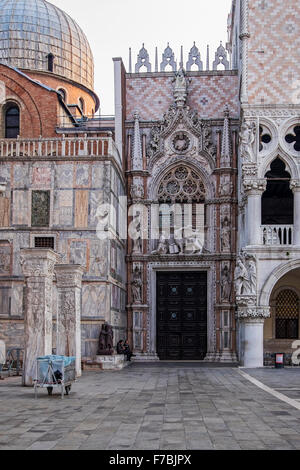 Venezia, Italia, Piazza San Marco. Il Palazzo dei Dogi ingresso, facciata decorativa con bassorilievo del Doge inginocchiato davanti a San Marco a Lion Foto Stock