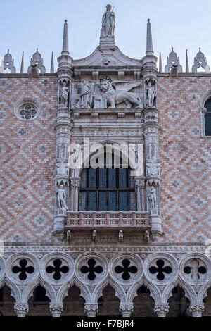 Venezia, Italia, Palazzo Ducale, Palazzo dei Dogi facciata in pietra con il lavoro e il Doge Francesco Foscari inginocchiato davanti a San Marco a Lion Foto Stock