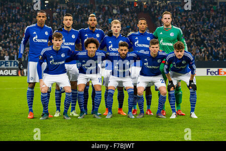 Gelsenkirchen (Germania). 26 Nov, 2015. Schalke foto del team prima di Europa League gruppo K partita di calcio tra FC Schalke 04 e BOLOGNA FC al Veltins Arena di Gelsenkirchen, Germania, 26 novembre 2015. top L-R: Joel Matip, Franco Di Santo, Eric Maxim Choupo-Moting, Johannes Geis, Dennis Aogo e portiere Ralf Fährmann. fondo L-R: Leon Goretzka, Leroy sane, Junior Caicara, Klaas-Jan Huntelaar e Neustaedter romano. Foto: GUIDO KIRCHNER/dpa/Alamy Live News Foto Stock