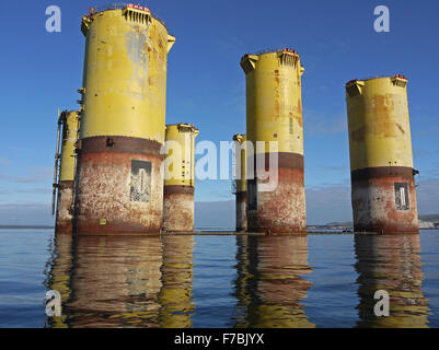 Gambe di gigante di un vecchio petrolio del Mare del Nord/piattaforma di gas in Cromarty Firth Scotland Regno Unito Foto Stock