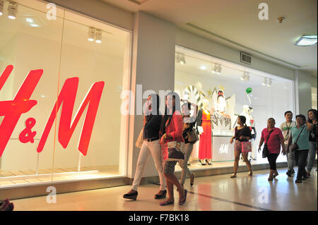 Il nuovo negozio H&M apre a Ayala Center Cebu City Filippine 27 novembre 2015 Foto Stock